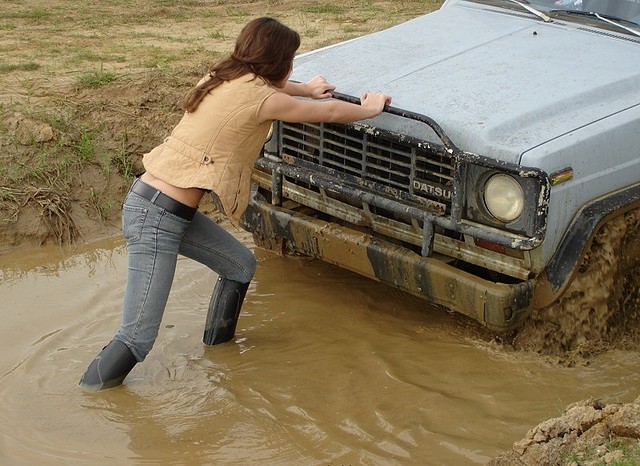 car_stuck_girls_ridingboots_mud_009