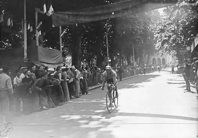 388. 1937 - Tour. 14? B etapa, Mariano Ca?ardo llega a la meta de Aix les Thermes en primer lugar