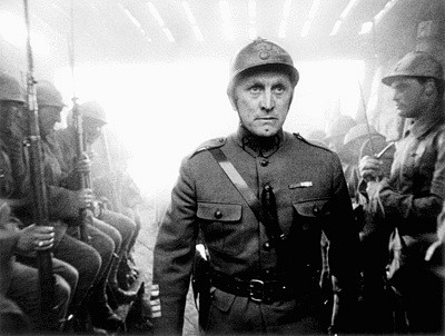 20120503230121-senderos-de-gloria-de-stanley-kubrick.-kirk-douglas-en-el-papel-del-general-dax.1