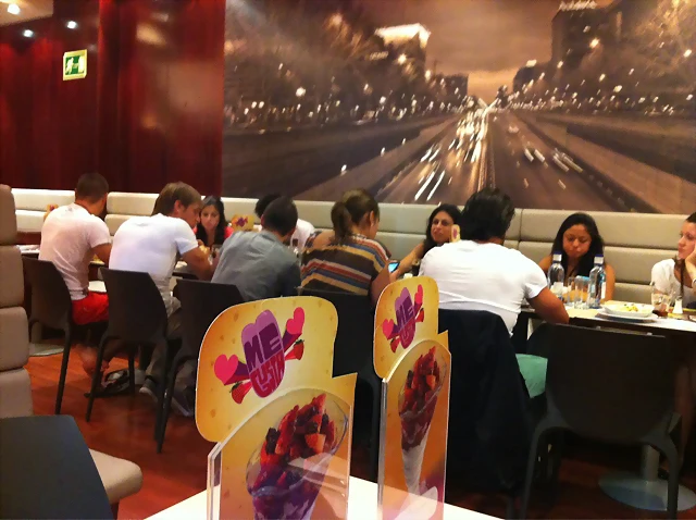Hugo y Mar?a 30-5-2012 (2) comiendo en vips Hugo y Mar?a 30-5-2012 (2) comiendo en vips