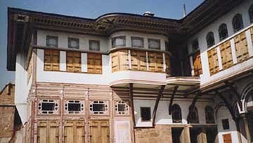 topkadi-palace-courtyard-2