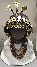 220px-Reconstructed_sumerian_headgear_necklaces_british_museum