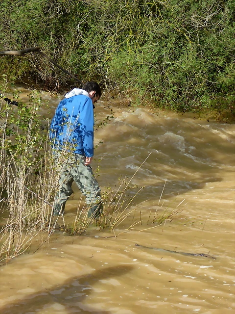 Lukiyas comprobando la fuerza y altura del agua Lukiyas comprobando la fuerza y altura del agua