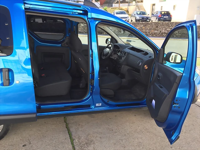 04 Dacia Dokker Stepway lateral puertas abiertas 04 Dacia Dokker Stepway lateral puertas abiertas