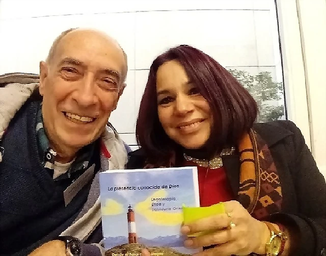 Clara con libro mio MIARROBA Clara con libro mio MIARROBA