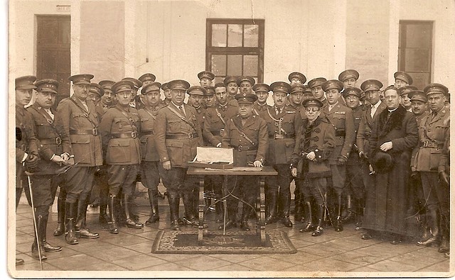 Bisabuelo Francisco de uniforme junto al cura castrense de nuevo_