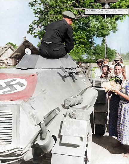 Sdkfz 221 con Panzerbusche en el lateral.