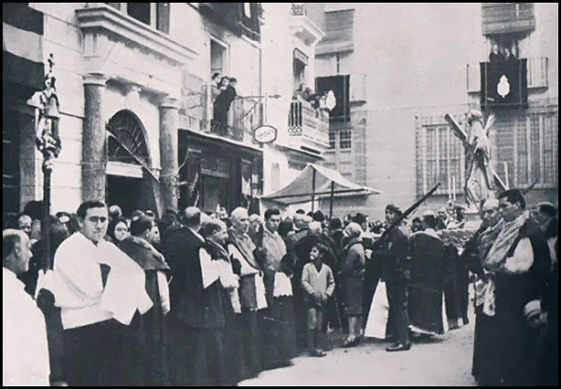 Fiesta a San Vicente Martir. Plaza de l'Almoina.1929_thumb[2]