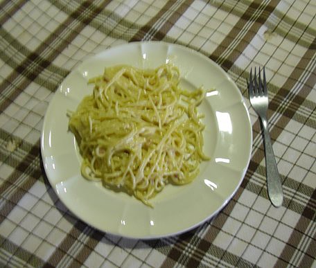 Espaguetis con crema de queso