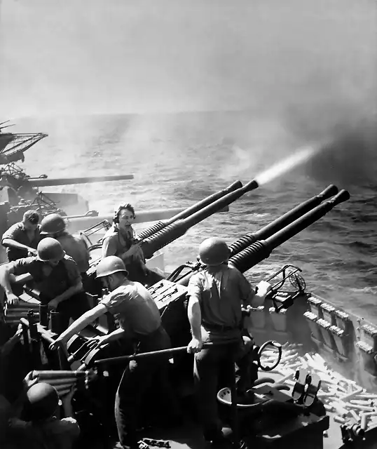 Piezas bitubo de 40 mm Bofors en servicio en el USS Hornet el 16 de febrero de 1945.