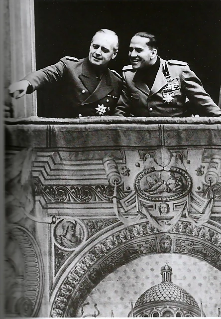 Von Ribbentrop y Ciano en uno de los balcones del palacio Marin