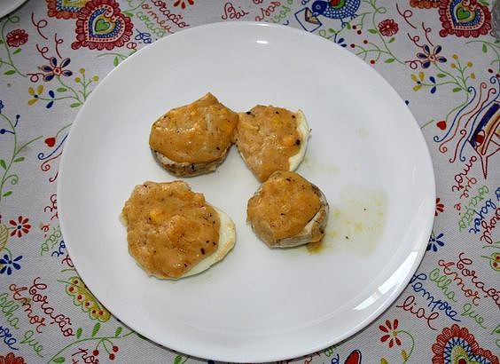 Championes y huevos rellenos de pescado con trufa