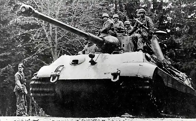 Infanteria alemana en un King Tiger