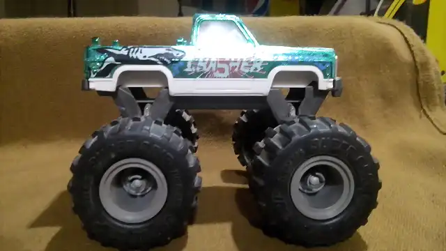 Chevy Silverado 4x4 Monster MAJORETTE (9)