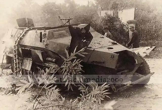 sd-kfz-251-knocked-out-wwii-photo1_imagesia-com_6bu4