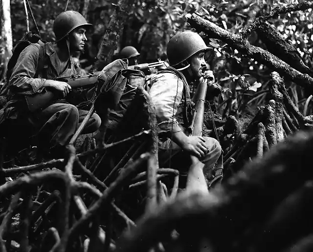 Marines patrullando en las islas Vella Lavella en el Pacfico Sur. 13 de septiembre de 1943