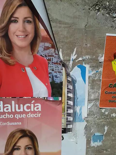 Carteles del PSOE tapando un cartel de Teatro en Riotinto.Fot.J.Ch.Q.06.03.2015 (2)