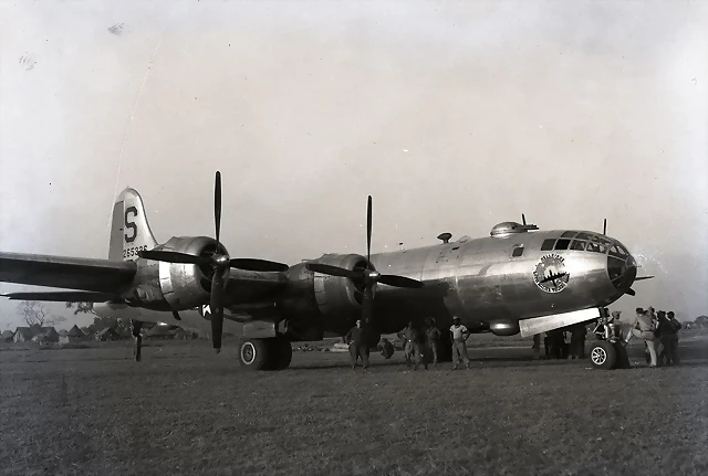 5-B-29 superfortaleza , after and emergency landing on Akyab Island. Burma.1945.