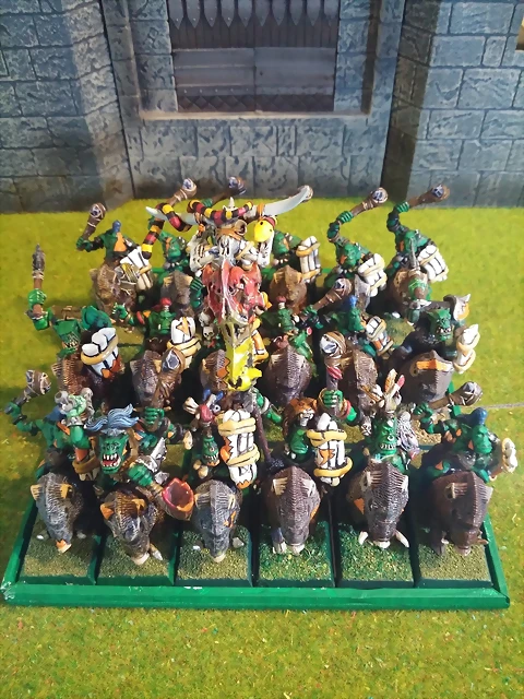 Jinetes de jabalí con arma de mano y escudo Jinetes de jabalí con arma de mano y escudo