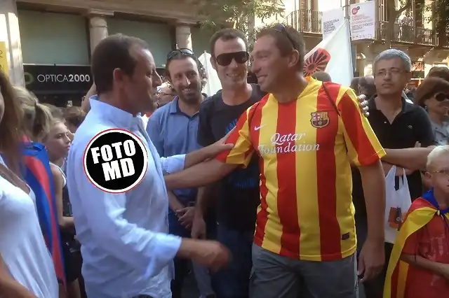 Sandro-Rosell-saluda-a-un-afic_54349952826_54115221152_960_640