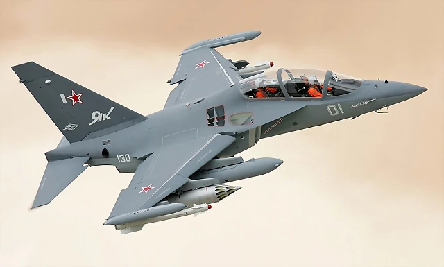 1200px-Yakovlev_Yak-_130_(modify)