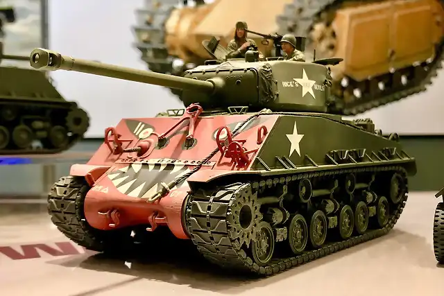 Tamiya-35359-1-35-U.S.-Medium-Tank-M4A3E8-Sherman-?Easy-Eight?-Korean-War-e