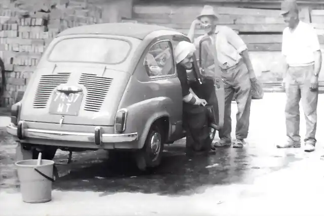 Warschau - Bau des Klosters in Br?dno ,1976-1978 Schwester Dorota im Auto mit Arbeitern