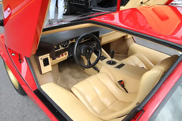 lamborghini_countach_interior