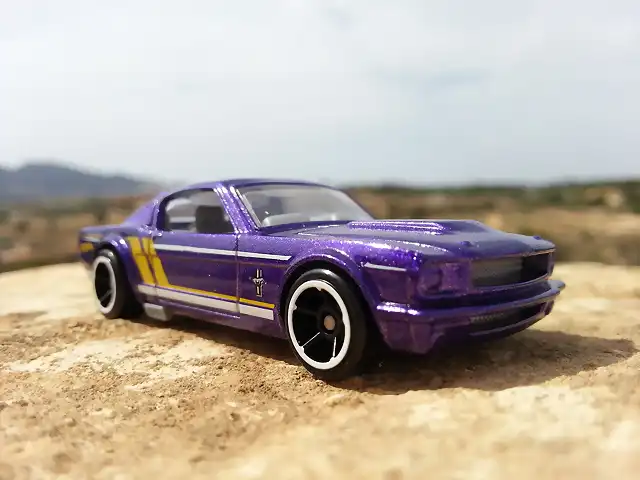 FORD MUSTANG '65 FASTBACK PURPURA