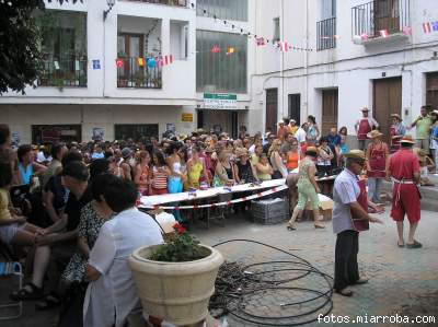 Esperando el reparto de la paella