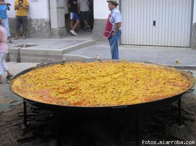 Paella a punto de ser servida