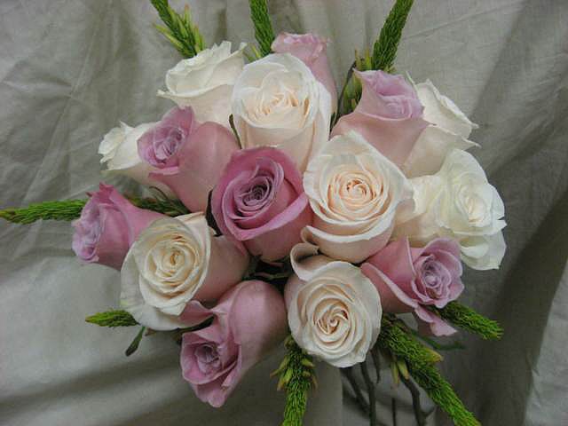 ramo-de-rosas-color-lila-blanco-tendencias-modernas