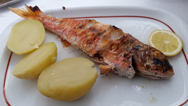 Salmonete asado con patatas