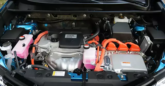 2016-Toyota-RAV4-Hybrid-Engine