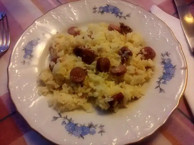 Arroz chino con salchichas