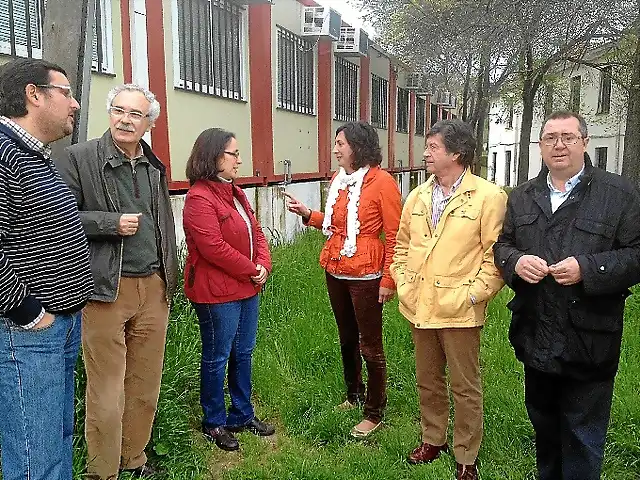 Rosa y concejales junto al Centro de Salud-Piden apertura de Urgencia para Riotinto-13.04.13