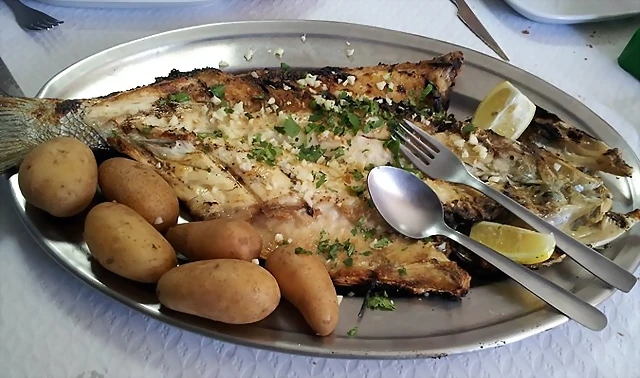 Oblada plancha con patatas Oblada plancha con patatas