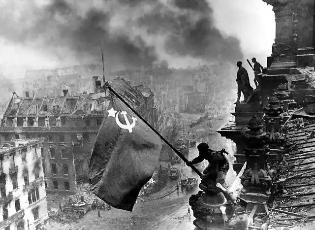 bandera-sobre-el-reichstag-retocada