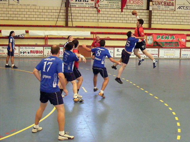 manu se encuentra con la defensa