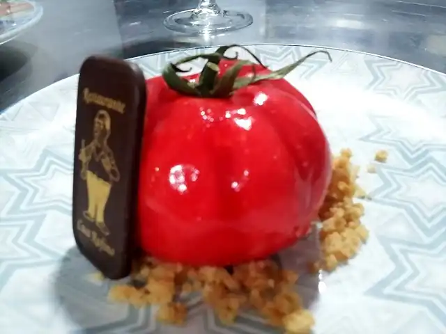 Pastel simulando un tomate