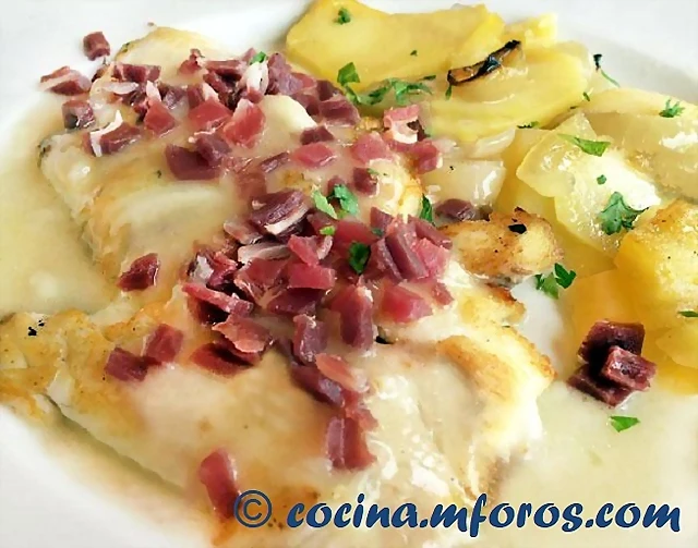 Rosada encebollada al vino blanco