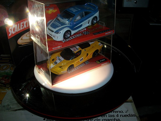 Expositor giratorio-luminoso scalextric.