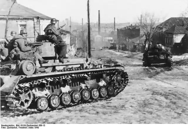 Bundesarchiv_Bild_101III-Zschaeckel-189-13,_Russland,_Charkow,_Waffen-SS_mit_Panzer_IV