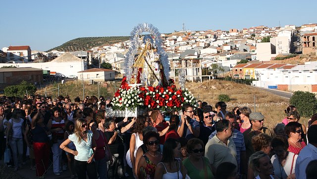 con su pueblo al fondo