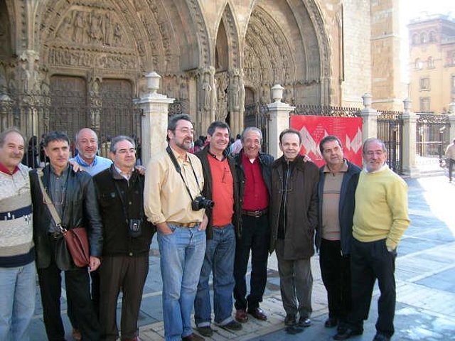 Compaeros del Cole delante de la Pulchra Leonina