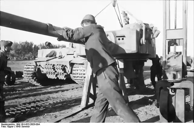 Bundesarchiv_Bild_101I-022-2923-06A,_Russland,_Reparatur_Panzer_VI_'Tiger_I'