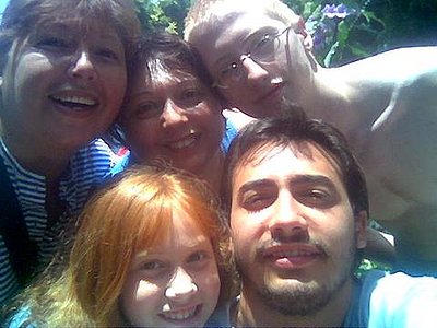 mami con santi, juanjo, marieli y la tia Moni