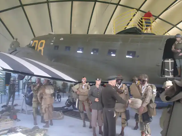 Escena ambientada en la tarde del 5 de junio de 1944, el Dia, por parte de paracaidistas de la 101 Divisin Aerotransportada. Museu Airbone en Saint Mere Eglise