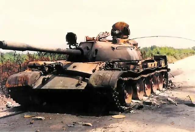 Destroyed_tank_on_the_road_to_Drnis_1_m