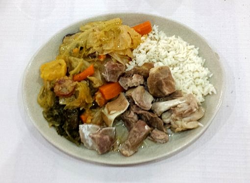 Cerdo con arroz y coles